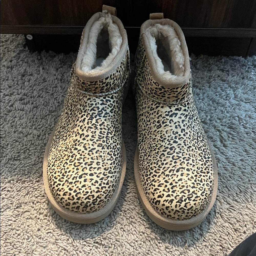 UGG Women’s size 9 Leopard Print Women's Ankle Boots - Picture 2 of 7
